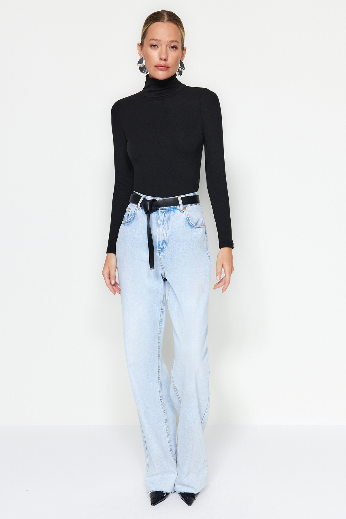 Trendyol Collection Чорна водолазка з м'якої тканини преміум-класу облягаючого силуету з еластичного матеріалу TWOAW24BZ00119