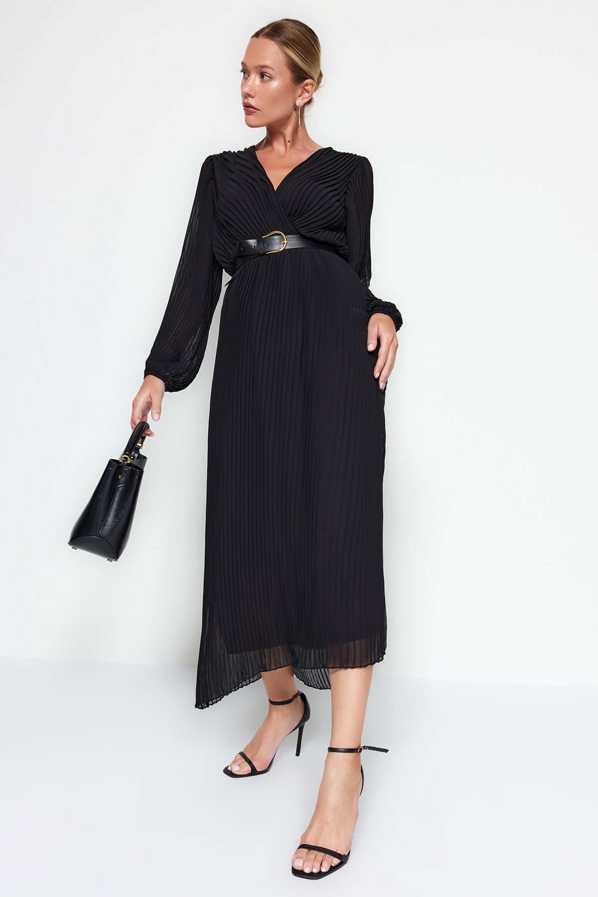 Trendyol Collection-A-Linien-Kleid aus Chiffon mit plissiertem Maxifutter und schwarzem Gürtel TWOAW24EL00471 3