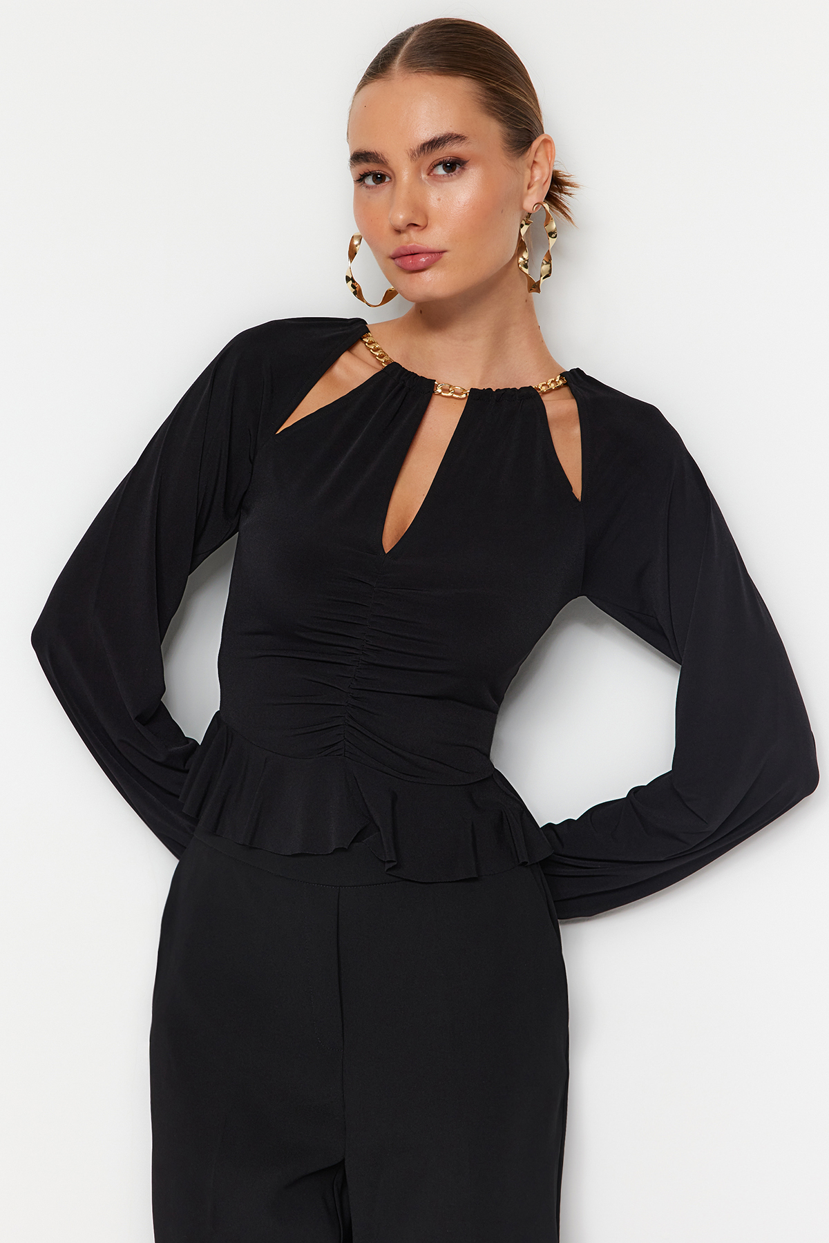 Trendyol Collection Czarna dzianinowa bluzka z okienkiem/wycięciem i szczegółowymi dodatkami TPRAW24BZ00053