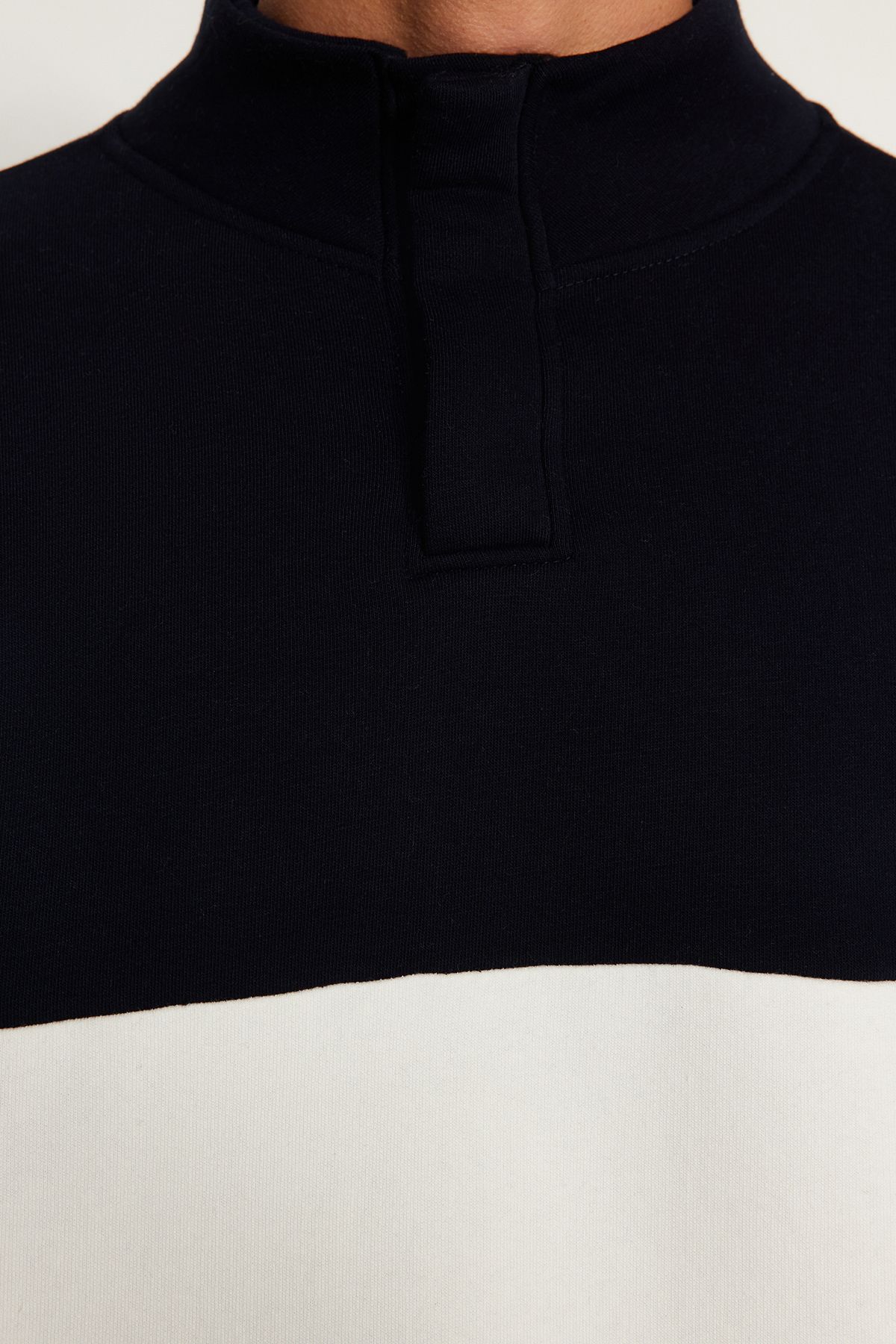 Trendyol Collection-Marineblaues, übergroßes Pullover mit Farbblockdesign, Stehkragen, Fleece TMNAW24sw00160 4