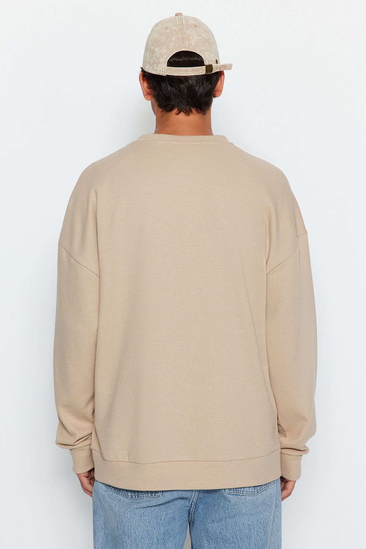 Trendyol Collection-Beigefarbenes, übergroßes/breit geschnittenes, weiches, gebürstetes Thessaloniki-Sweatshirt mit Rundhalsausschnitt TMNAW24SW00057 5