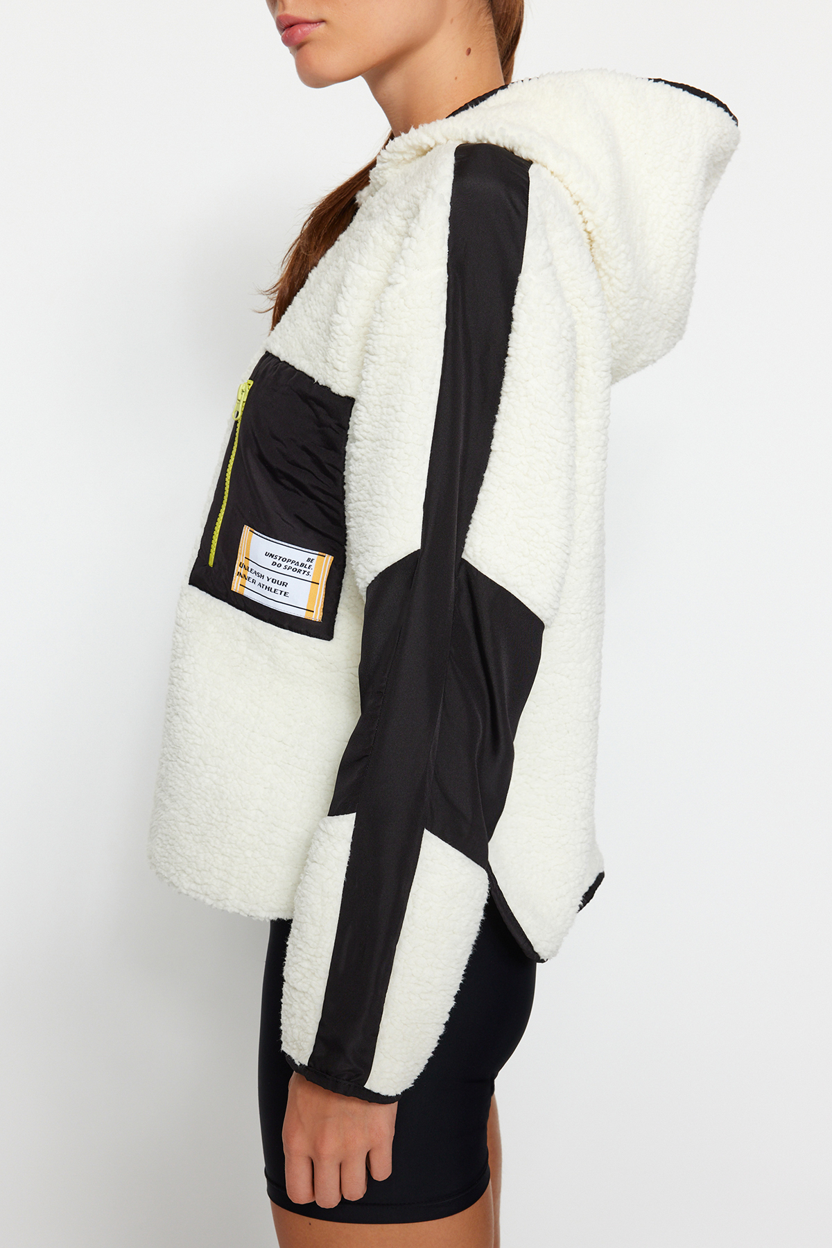 Trendyolmilla  Ekru Renk Bloklu Paraşüt Kumaş Detaylı Peluş Geniş Kalıp Örme Spor Sweatshirt THMAW24SW00009 - Görsel 5