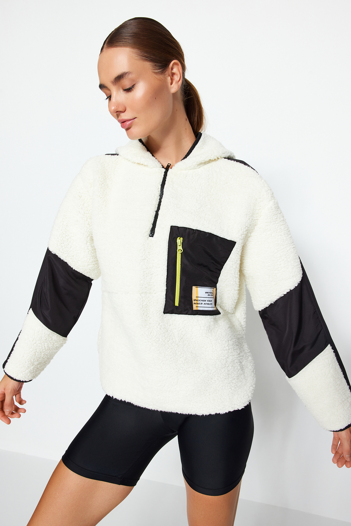 Trendyolmilla  Ekru Renk Bloklu Paraşüt Kumaş Detaylı Peluş Geniş Kalıp Örme Spor Sweatshirt THMAW24SW00009 - Görsel 2