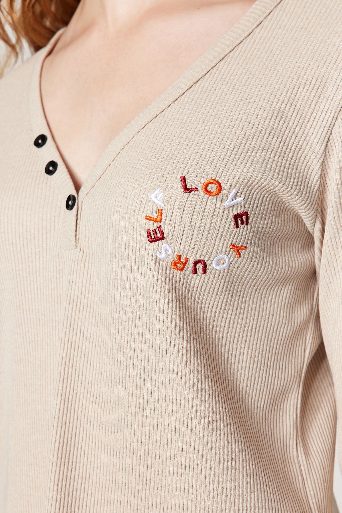 Trendyol Collection-Beiges besticktes Pyjama-Set aus Baumwolle mit Kordelzug – Knopfdetail, Thmaw24pt00120 7