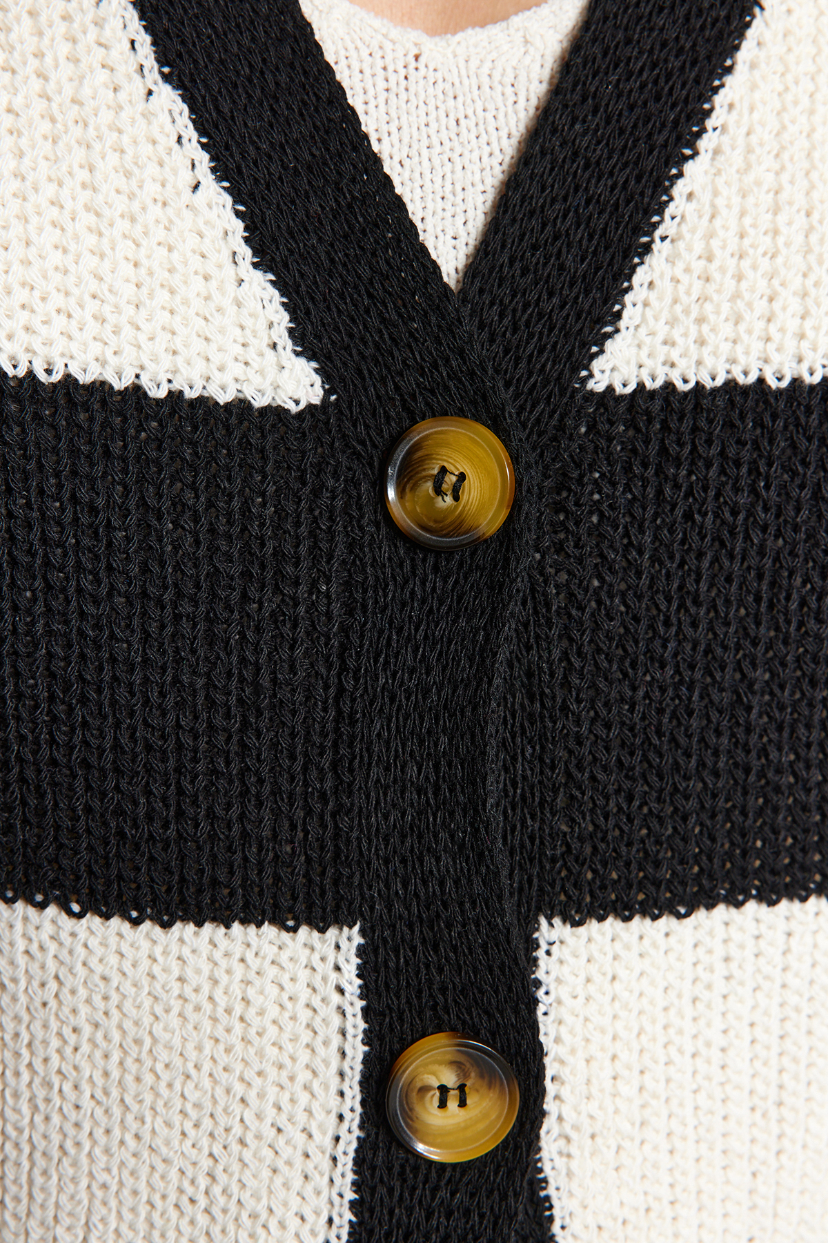 Trendyolmilla  Siyah V Yaka Renk Bloklu Triko Hırka TWOAW24HI00391 - Görsel 4