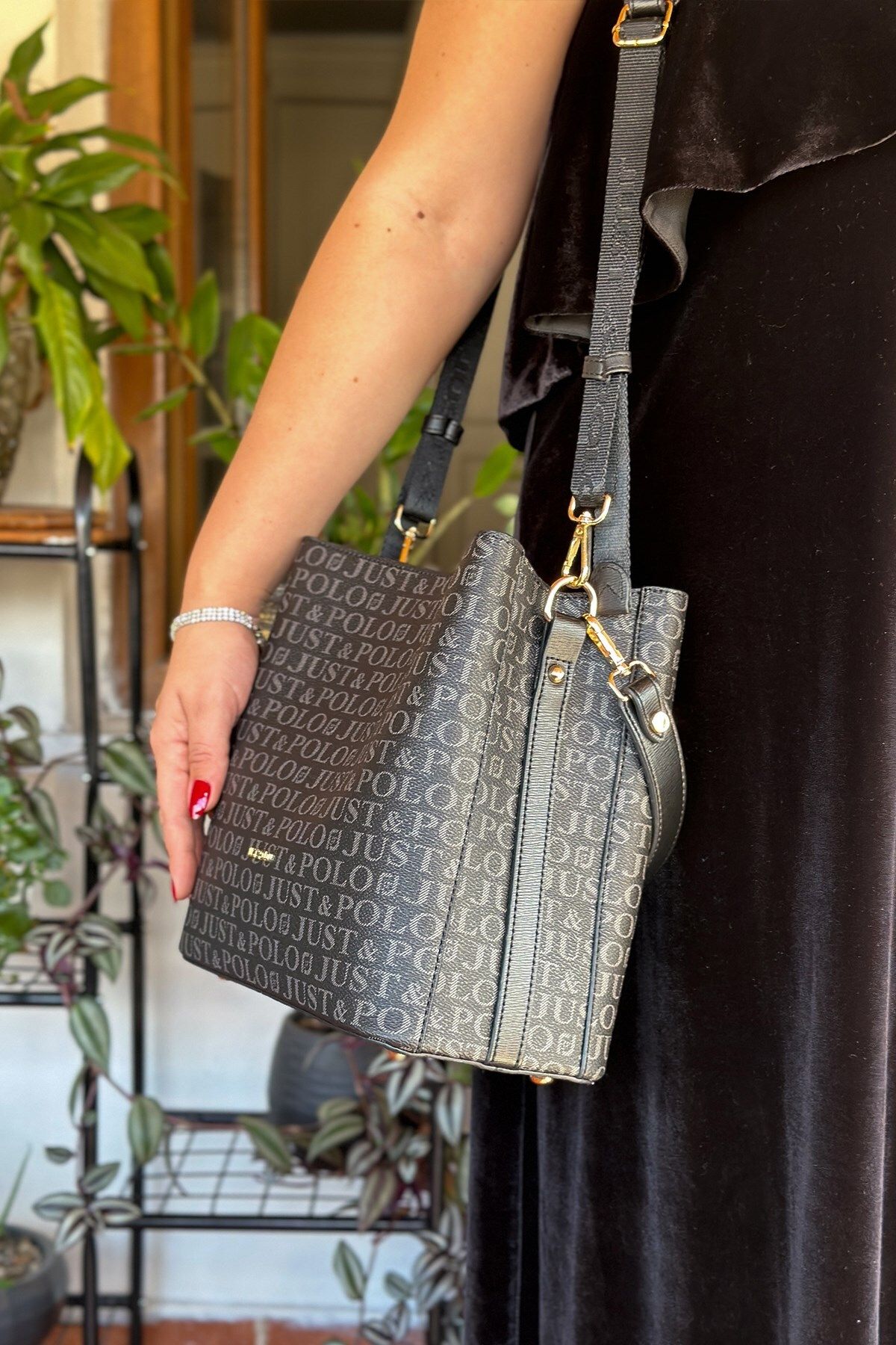 Griffin large logo shoulder bag outlet