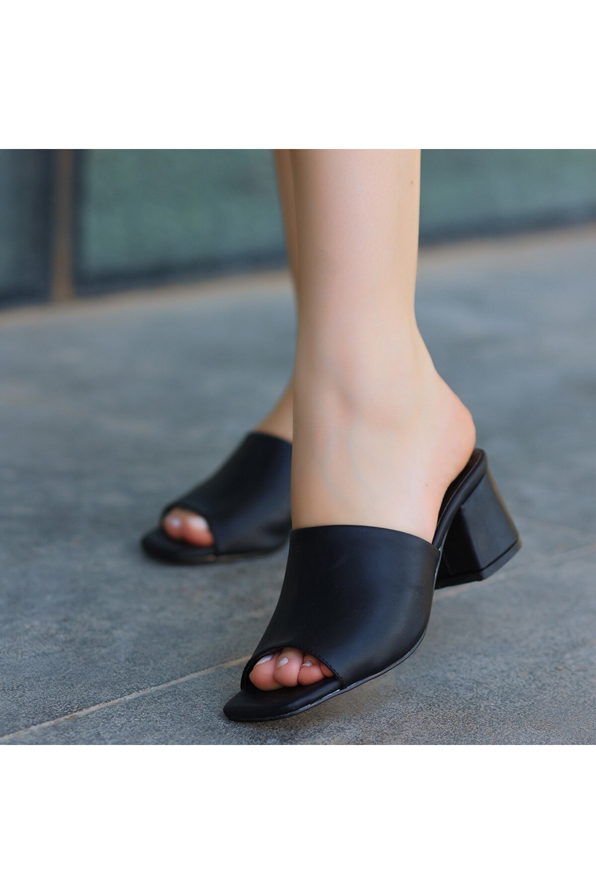Natin Siyah Cilt Topuklu Terlik