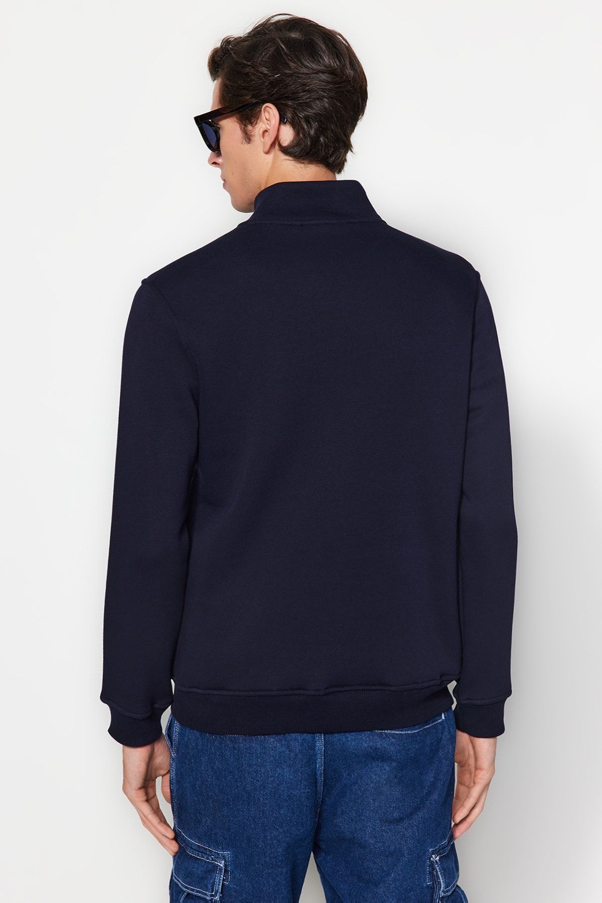 Trendyol Collection-Marineblaues Fleece-Sweatshirt aus Baumwolle mit Stehkragen und Reißverschluss – TMNAW24SW00041 6