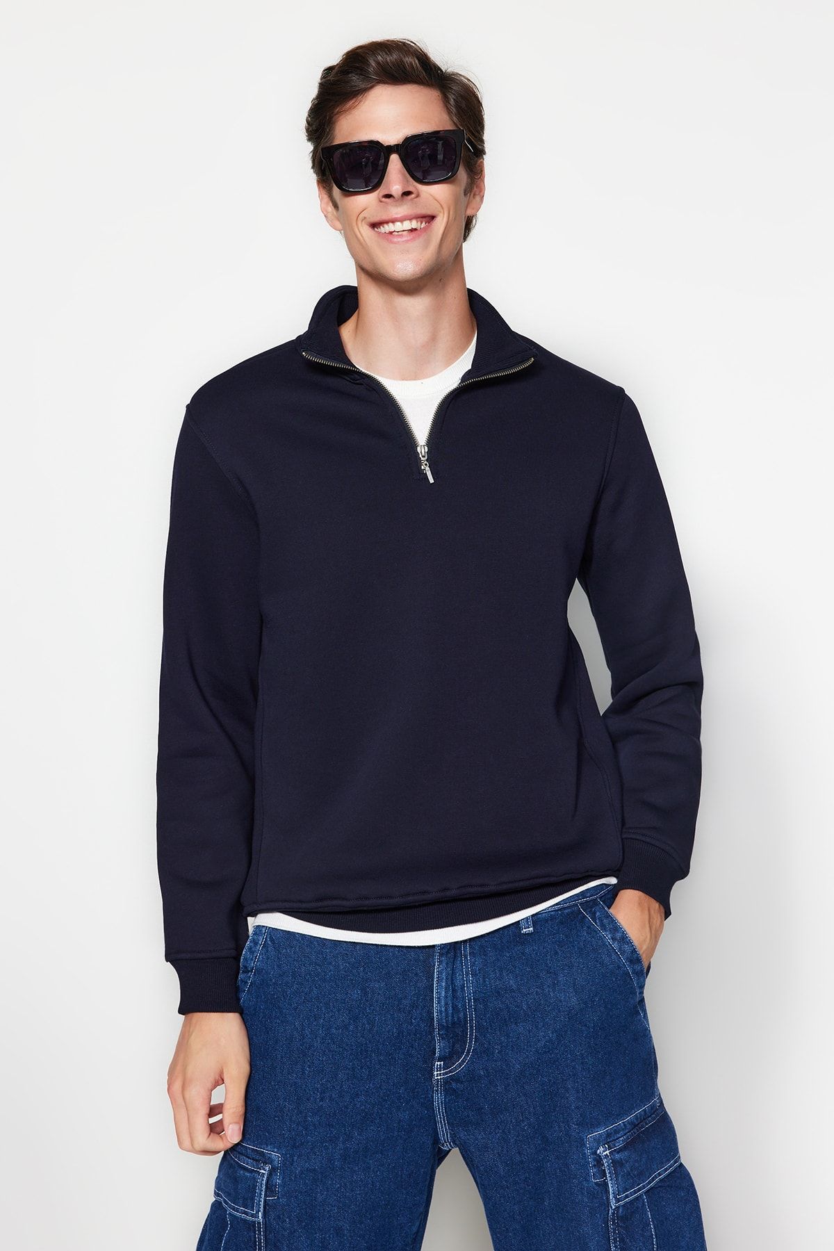 Trendyol Collection-Marineblaues Fleece-Sweatshirt aus Baumwolle mit Stehkragen und Reißverschluss – TMNAW24SW00041 3