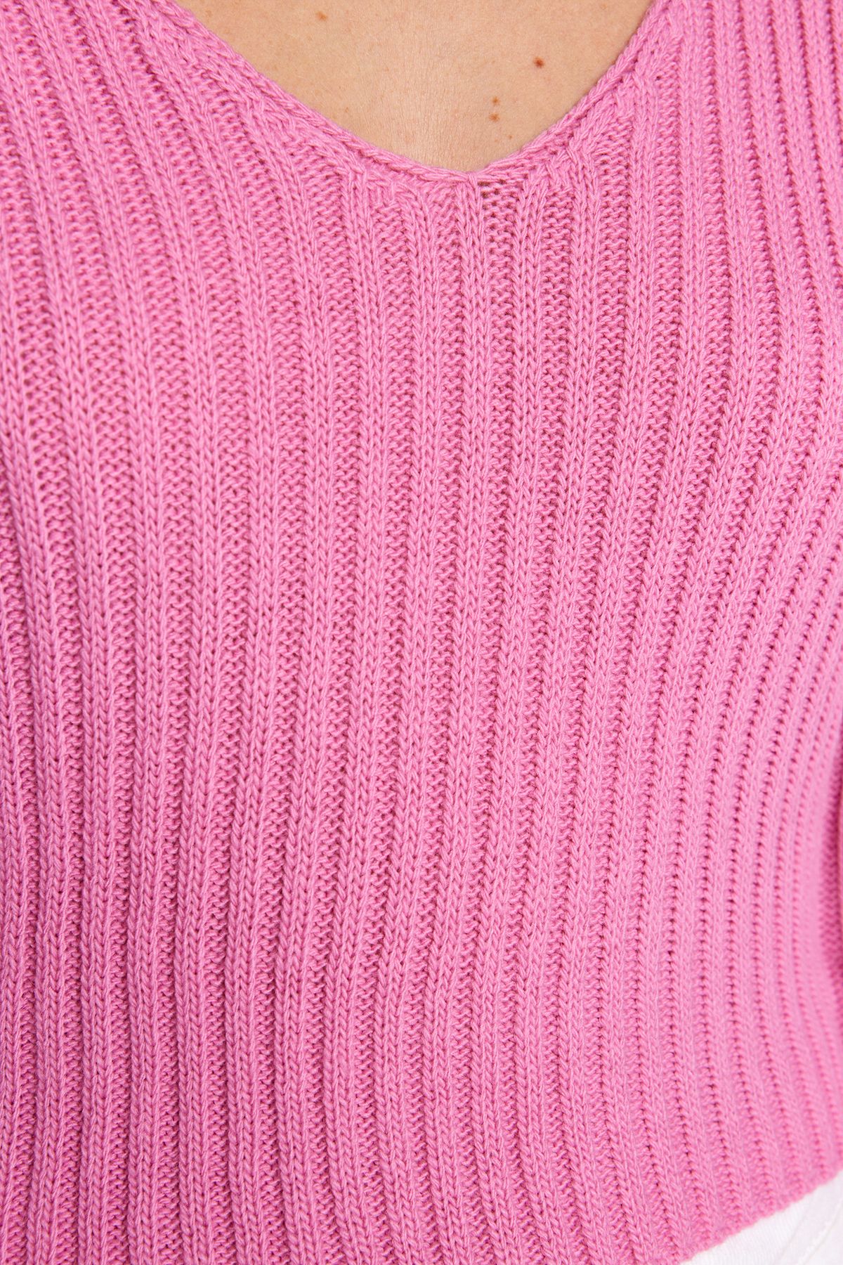 Trendyol Collection-Różowy sweterek z dzianiny basic z dekoltem w kształcie litery V TWOAW24KZ01214 4