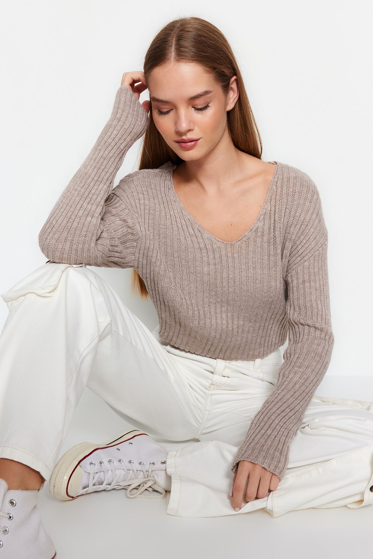 Kolekcia Trendyol-Pletený sveter Mink Crop Basic s výstrihom do V TWOAW24KZ01214 2