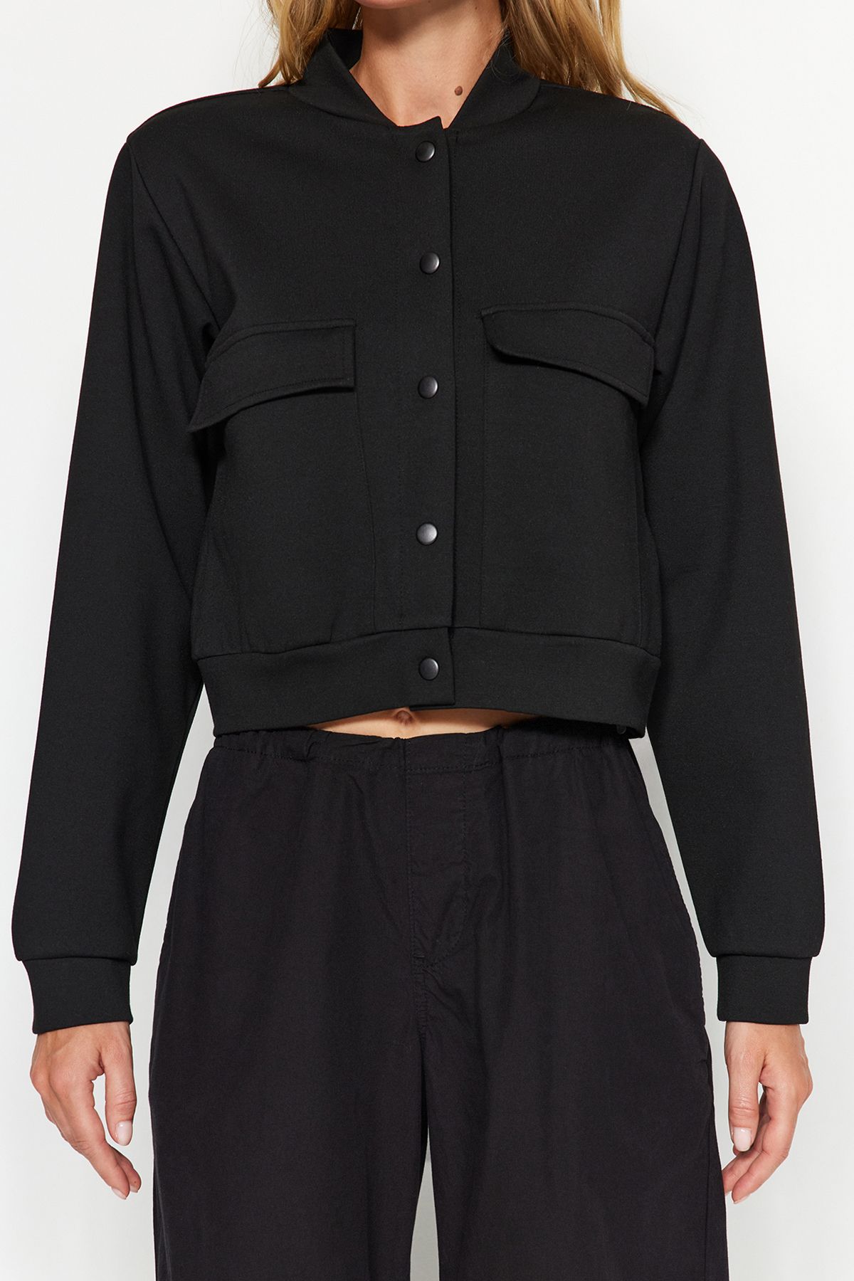 Trendyol Collection-Schwarze, gepolsterte Interlock-Crop-Jacke mit Stehkragen und Knopfleiste TWOAW24CE00082 5