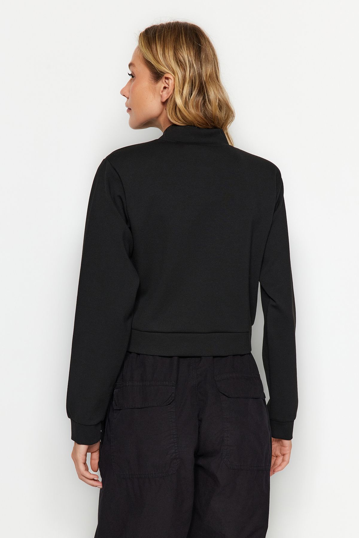 Trendyol Collection-Schwarze, gepolsterte Interlock-Crop-Jacke mit Stehkragen und Knopfleiste TWOAW24CE00082 6