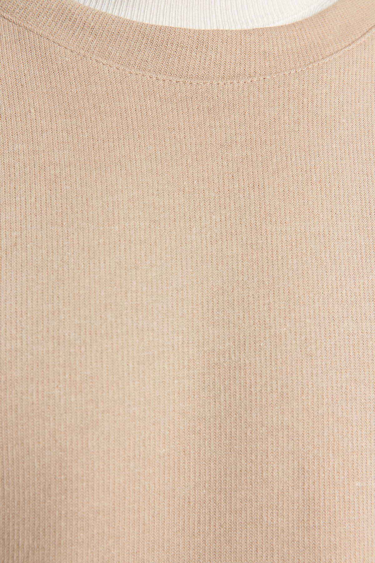 Trendyol Collection-Beigefarbenes, übergroßes/breit geschnittenes, weiches, gebürstetes Thessaloniki-Sweatshirt mit Rundhalsausschnitt TMNAW24SW00057 4