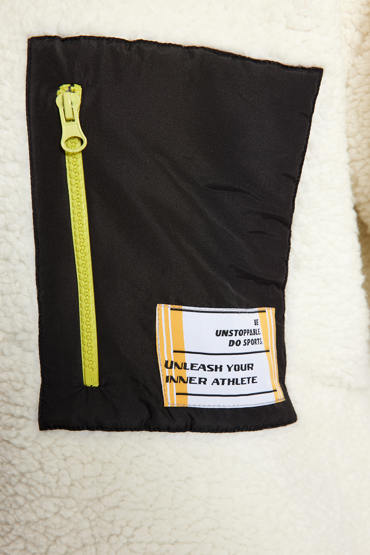 Trendyolmilla  Ekru Renk Bloklu Paraşüt Kumaş Detaylı Peluş Geniş Kalıp Örme Spor Sweatshirt THMAW24SW00009 - Görsel 3