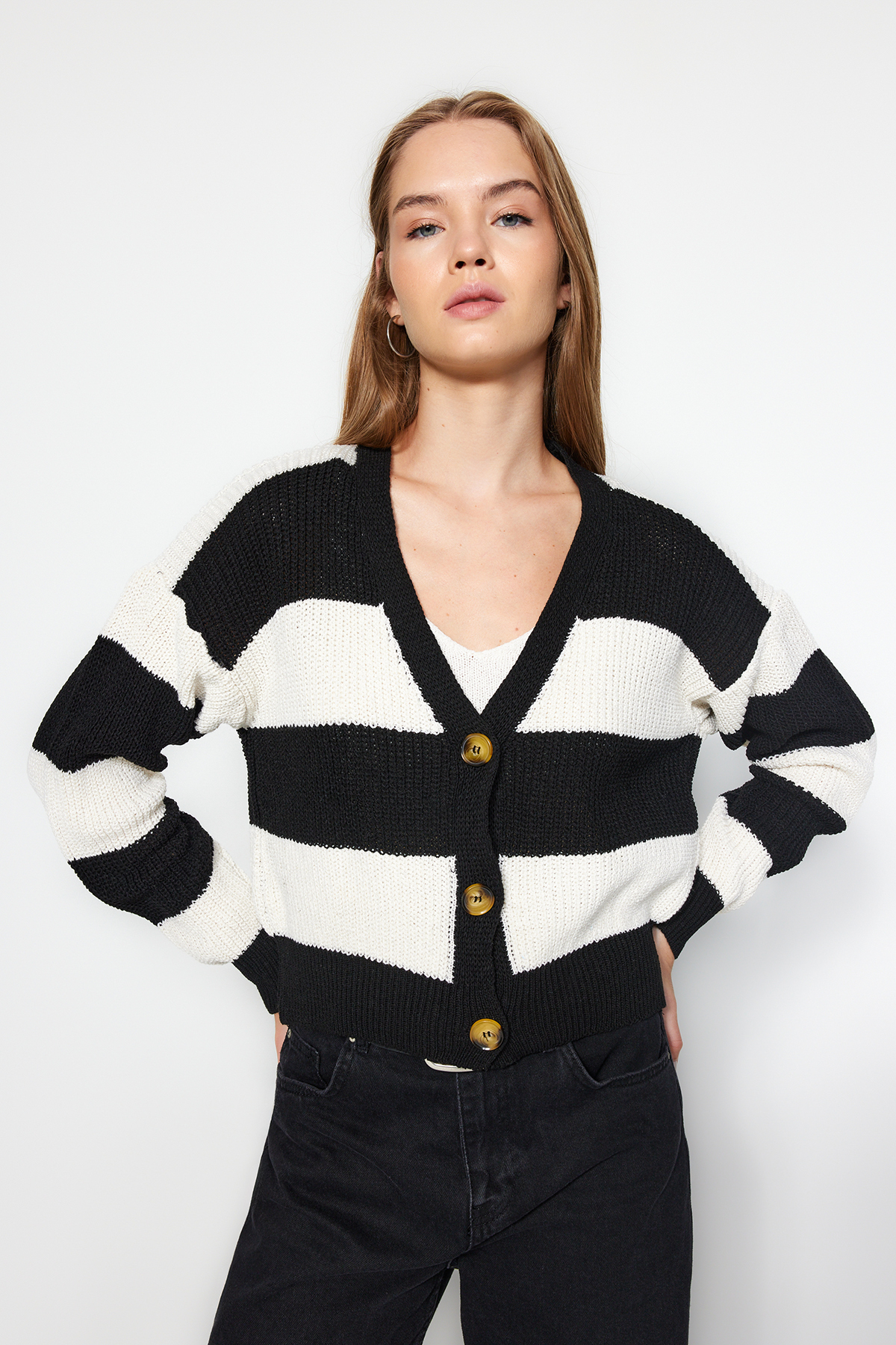 Trendyolmilla  Siyah V Yaka Renk Bloklu Triko Hırka TWOAW24HI00391 - Görsel 2