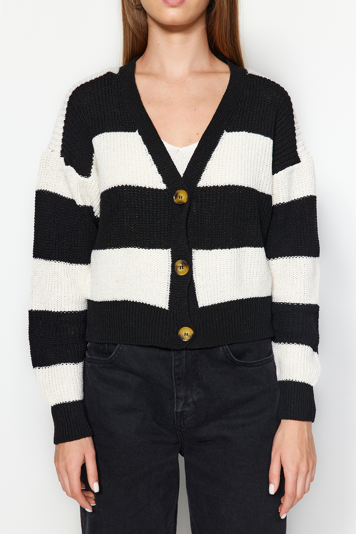 Trendyolmilla  Siyah V Yaka Renk Bloklu Triko Hırka TWOAW24HI00391 - Görsel 3