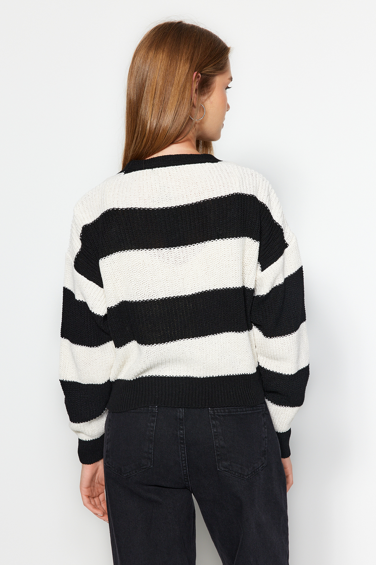 Trendyolmilla  Siyah V Yaka Renk Bloklu Triko Hırka TWOAW24HI00391 - Görsel 5