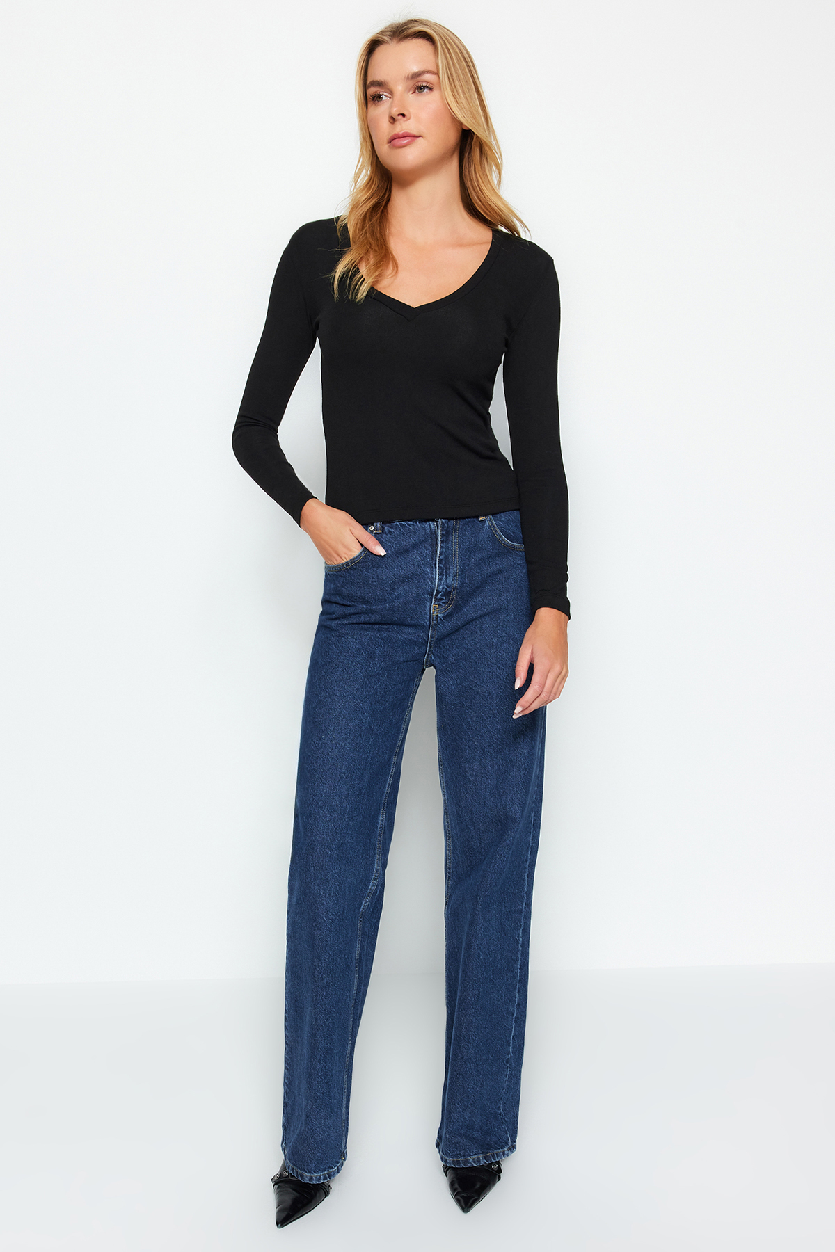 Trendyolmilla  Siyah Yumuşak Kumaşlı V Yaka Fitted/Vücuda Oturan Esnek Örme Bluz TWOAW24BZ00050 - Görsel 2