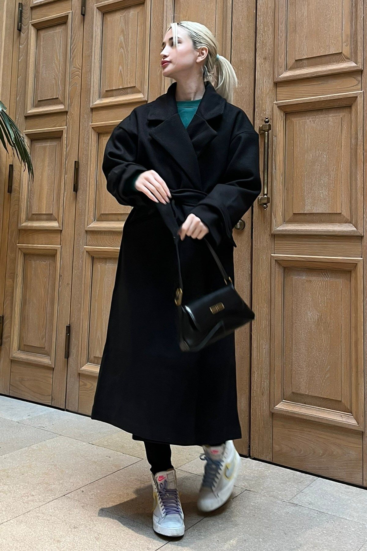 پالتو مدل بلند جیب دار دکمه ای یقه انگلیسی آستین بلند کمربنددار زنانه مدمکست Madmext (برند ترکیه)