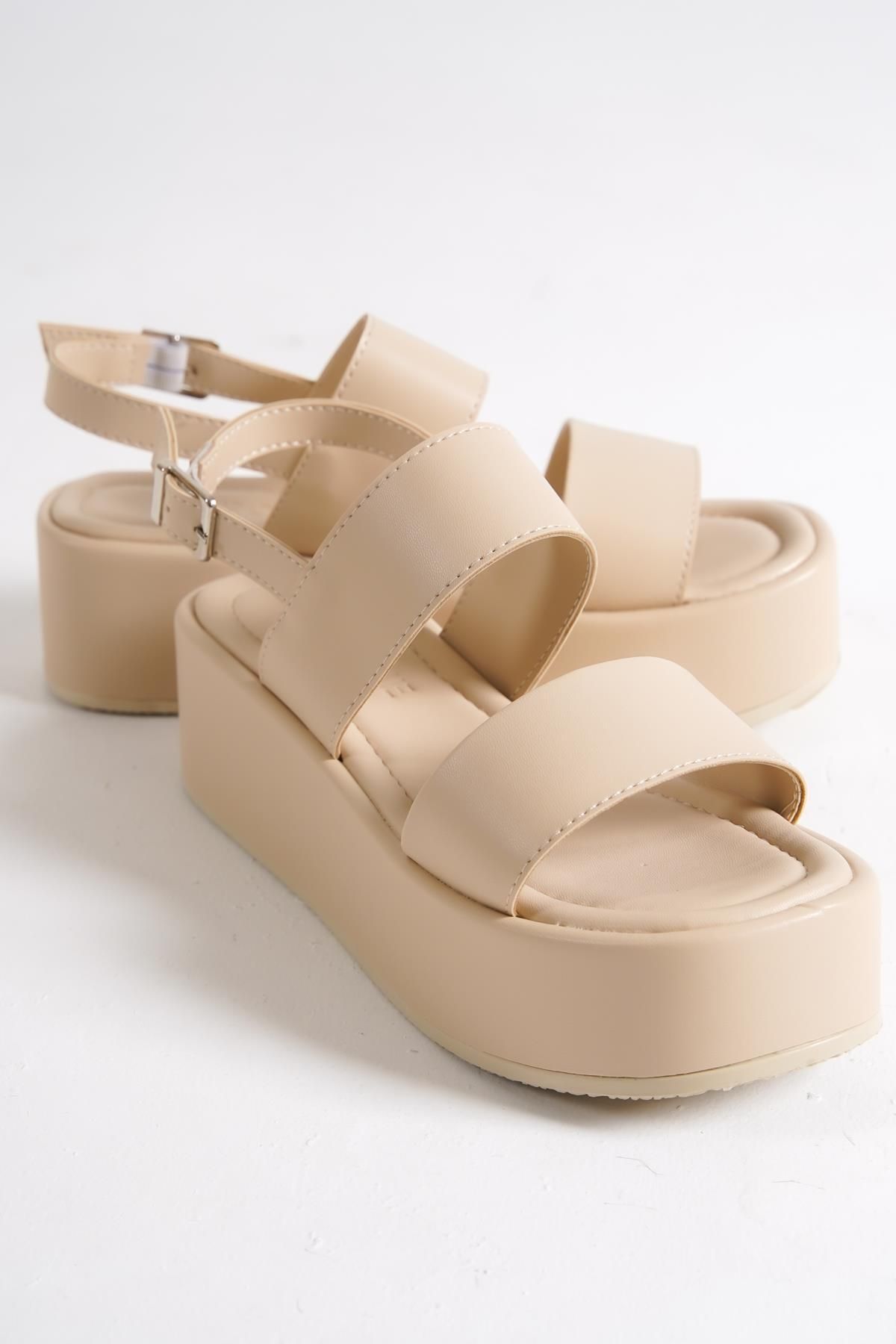 Capone Outfitters-Capone dicke, doppelt geschnallte Keilabsatz-Sandalen in Beige für Damen 4