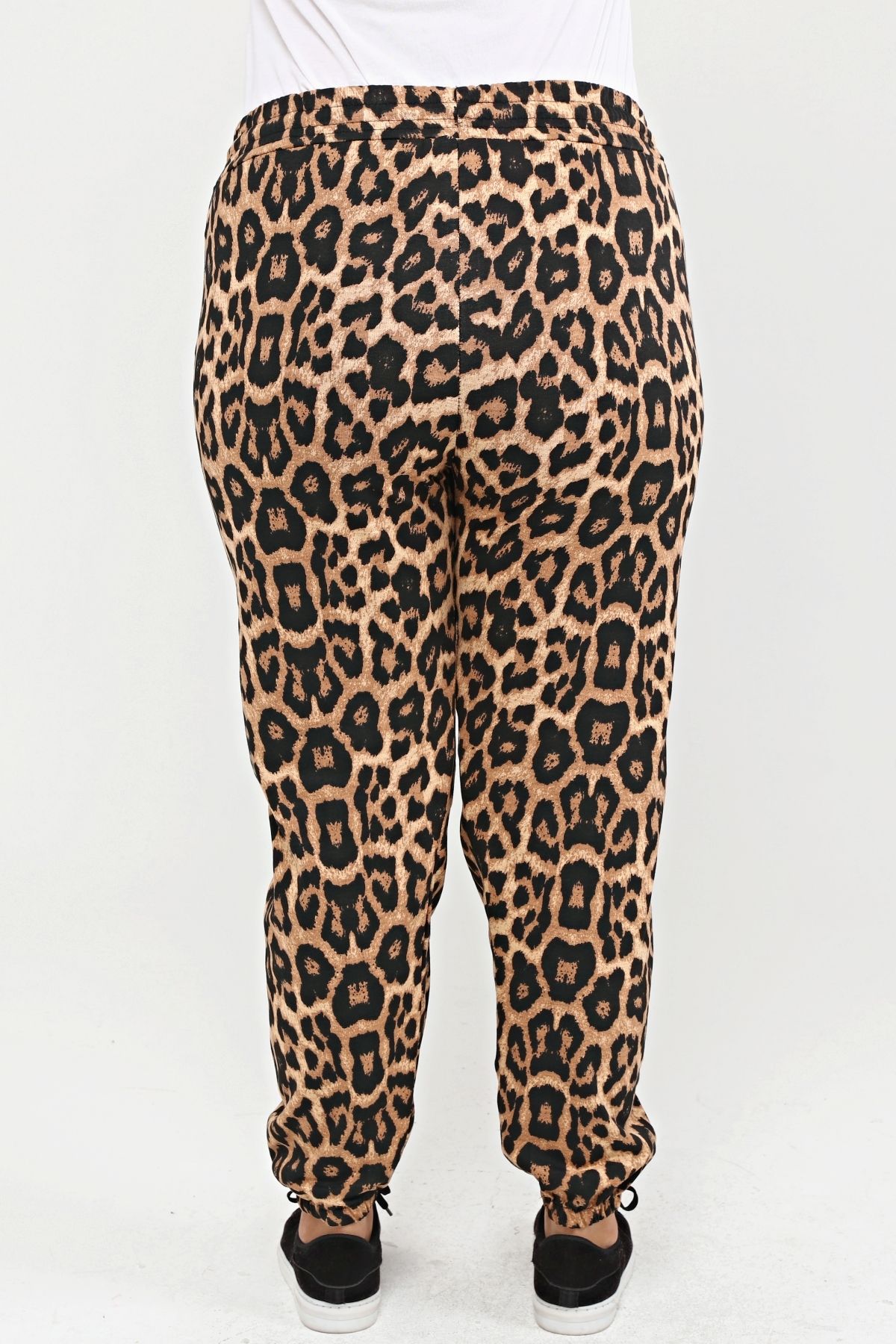 tarz msuper Plus Size Leopard Patterned Two Pocket High Waist Stylish Comfortable Sweatpants with Elastic Waist and Leg Legs Trendyol