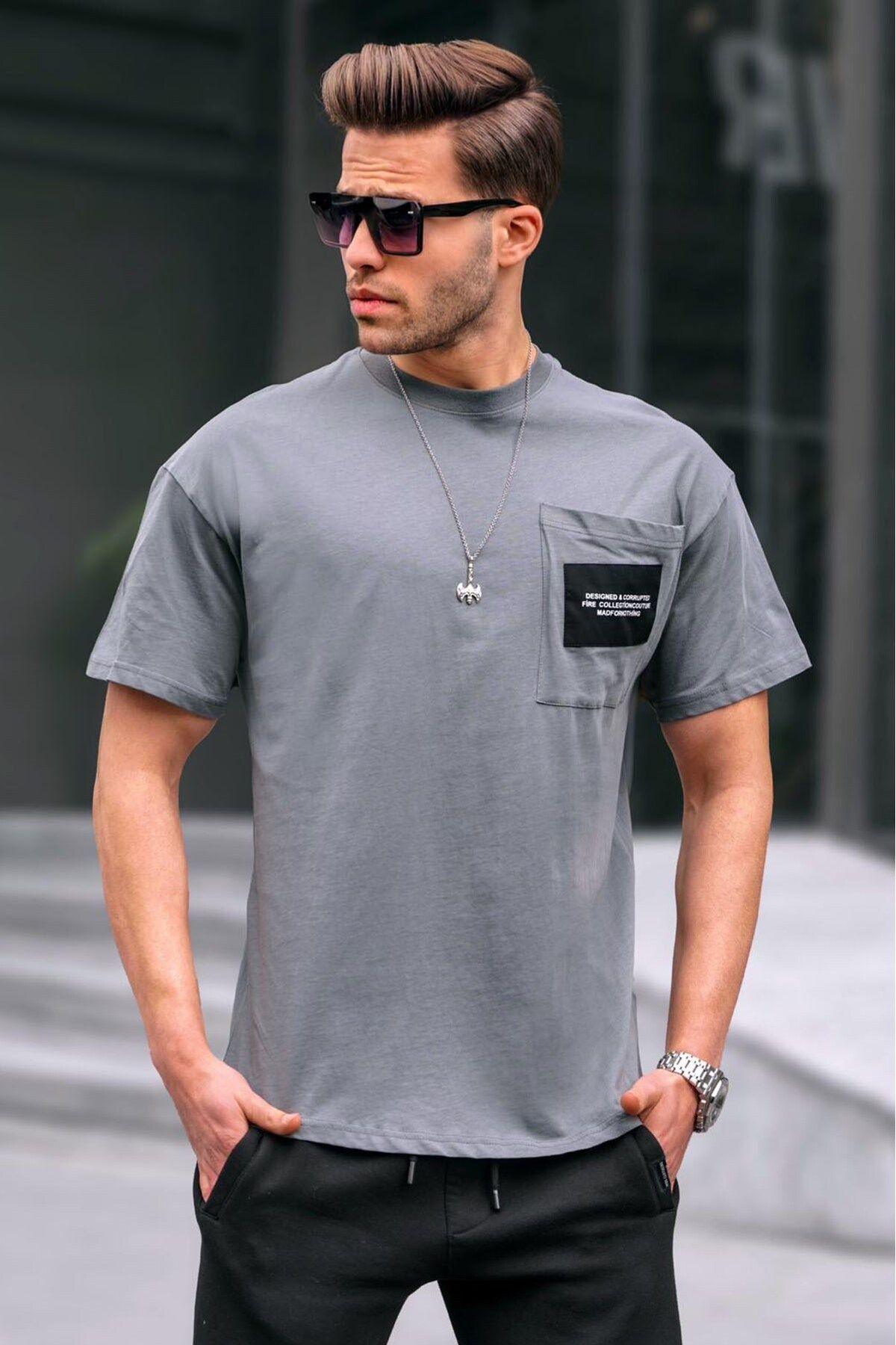 تی شرت یقه خدمه طرح چاپی جیب دار مدل قواره دار آستین کوتاه مردانه مدمکست Madmext (ساخت ترکیه)