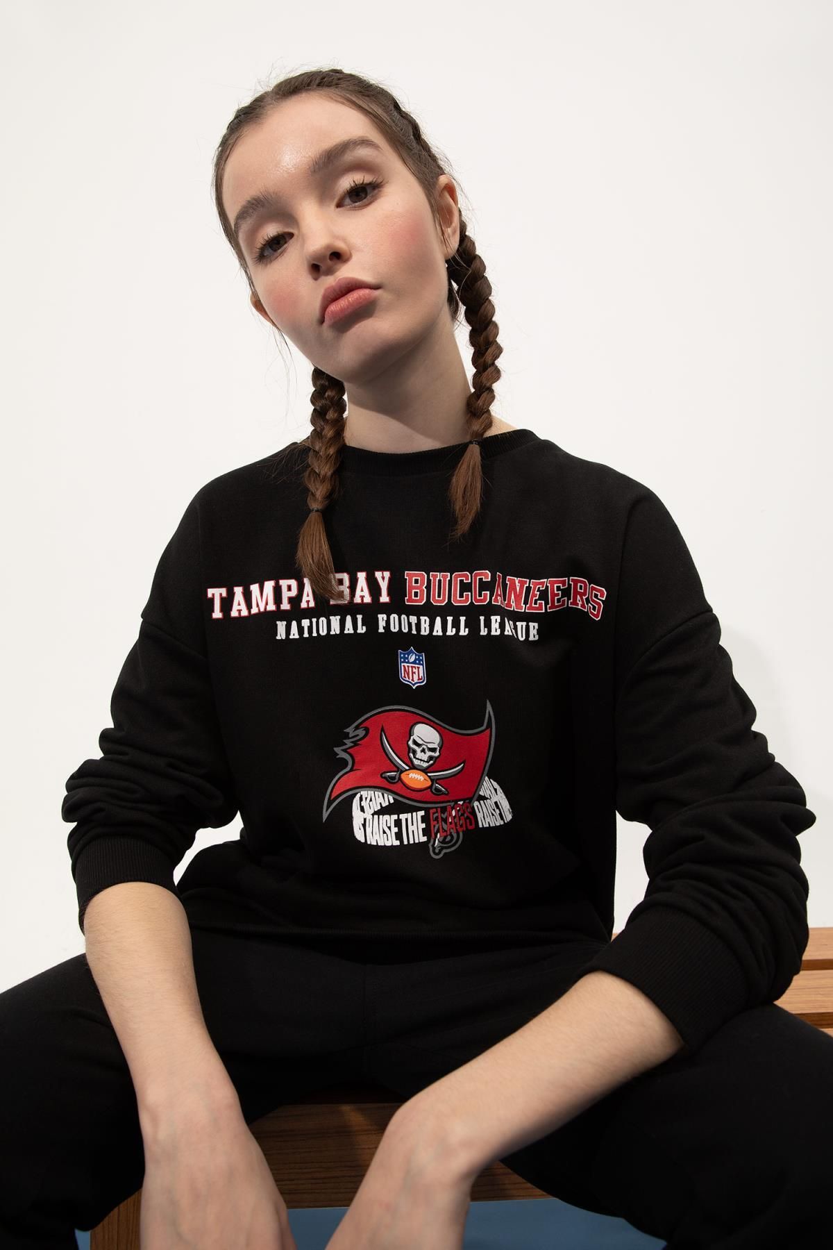 Defacto Fit Nfl Tampa Bay Buccaneers Boxy Fit Crew Neck Sweatshirt