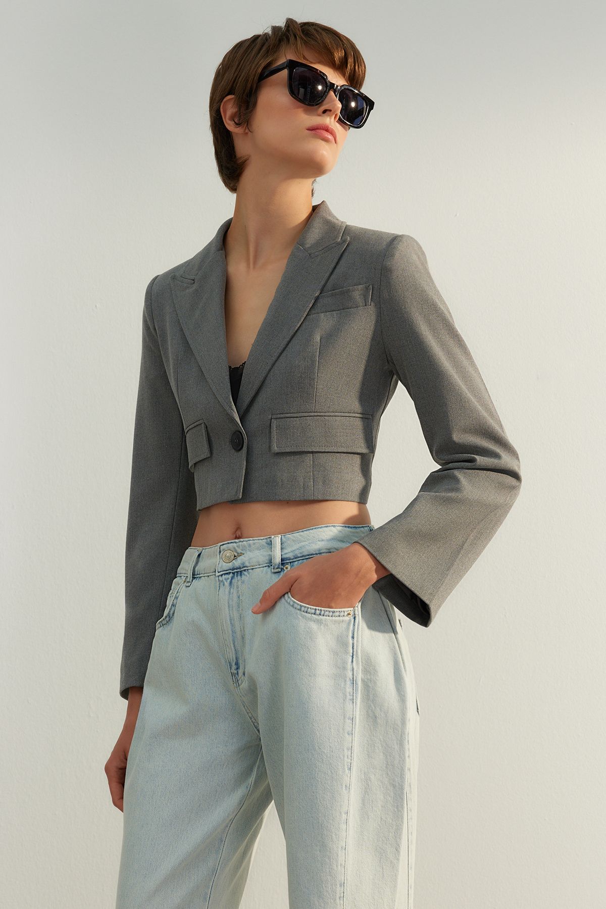 Trendyol Collection Limitowana Edycja Szarej Marynarki Crop - Kobieta - 40