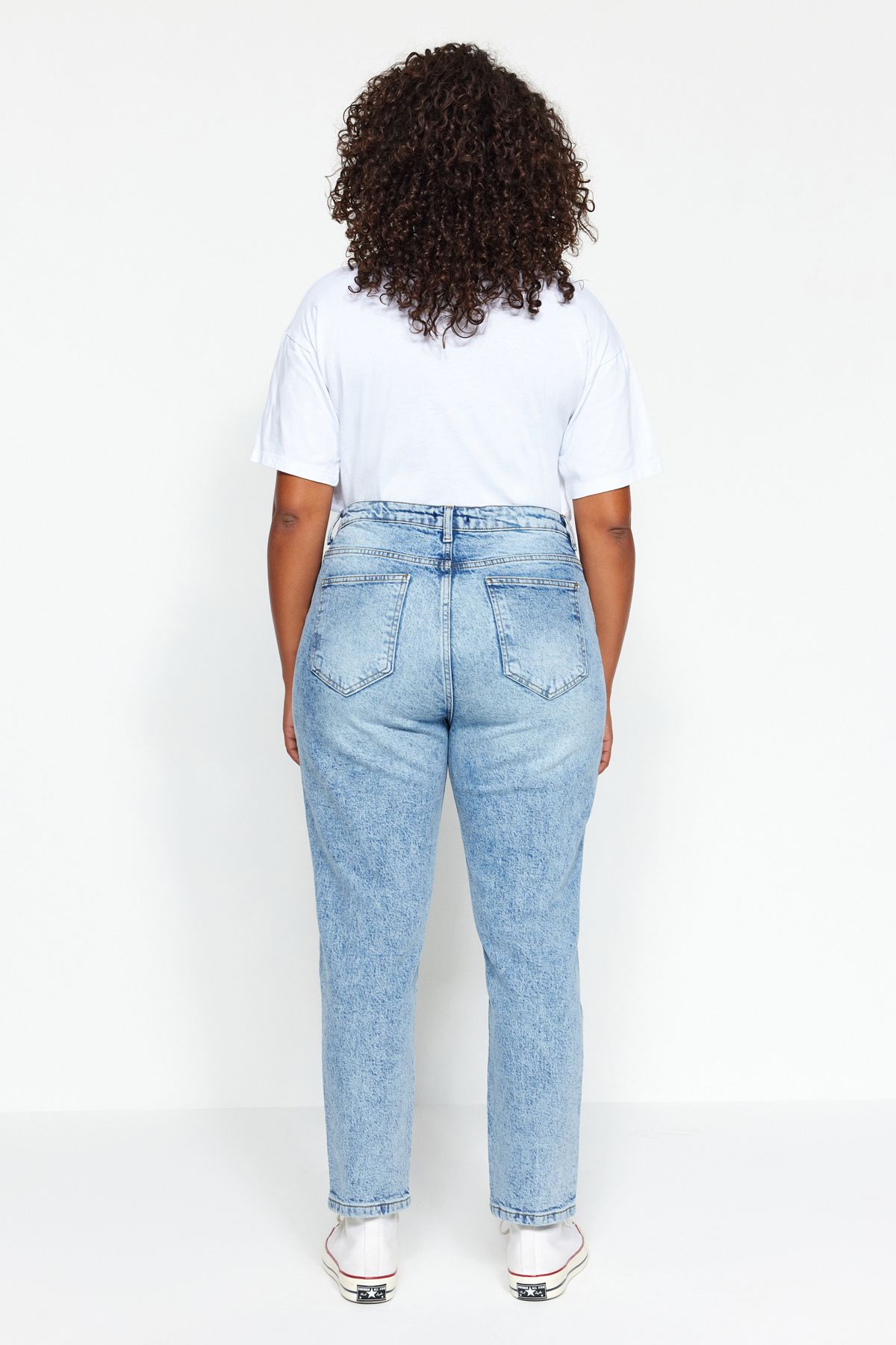 Trendyol Curve-Blaue High Waist Comfort Mom Fit Jeans TBBAW24CJ00050 5