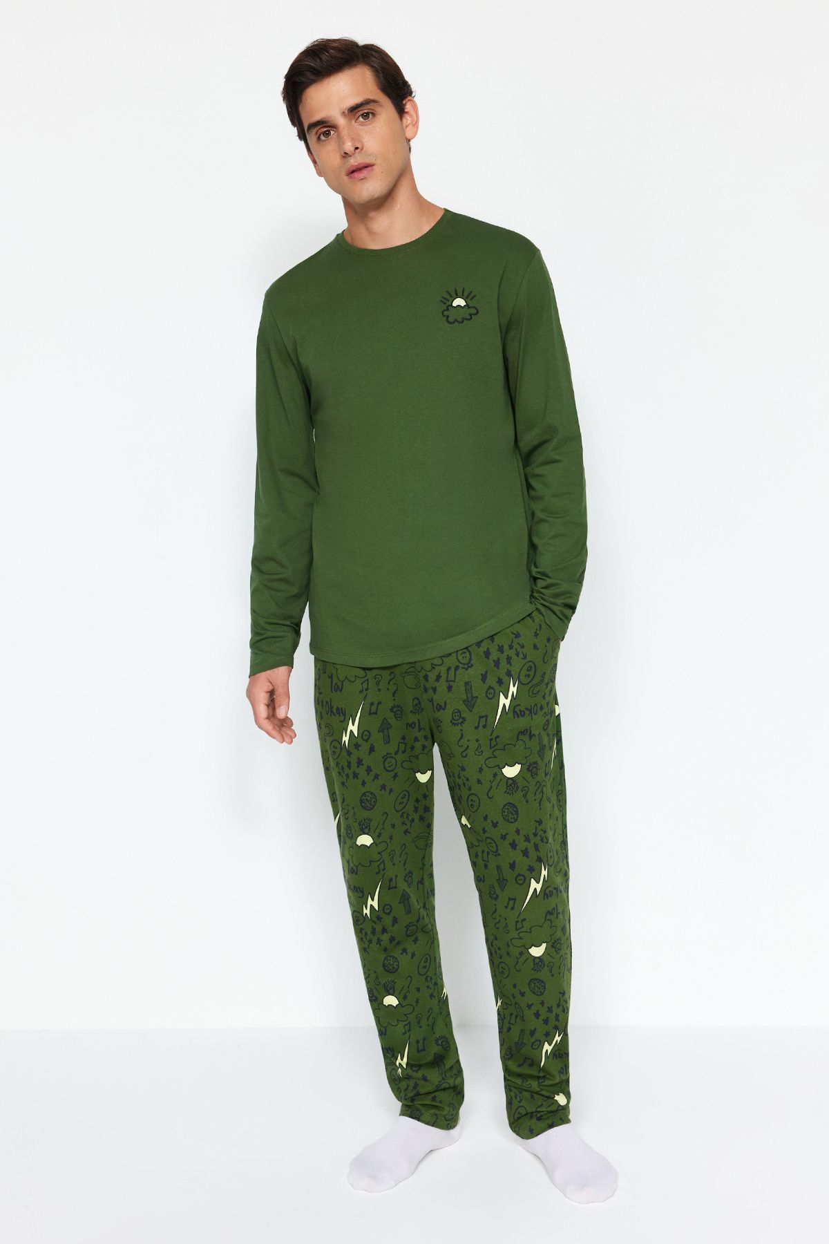 Trendyol Collection-Set de pijamale tricotate cu broderie kaki pentru bărbați - 100% bumbac TMNAW24PT00025 1