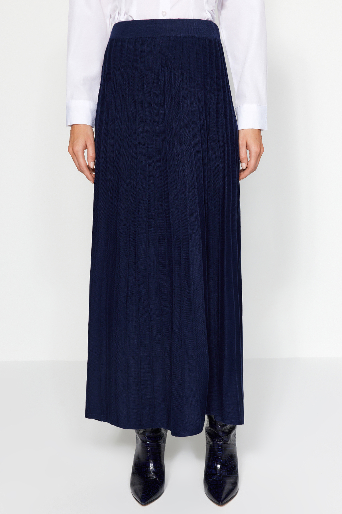 Trendyol Modest Granatowy dzianinowy kardigan i spódnica - komplet zapinany na guziki TCTAW24US00043