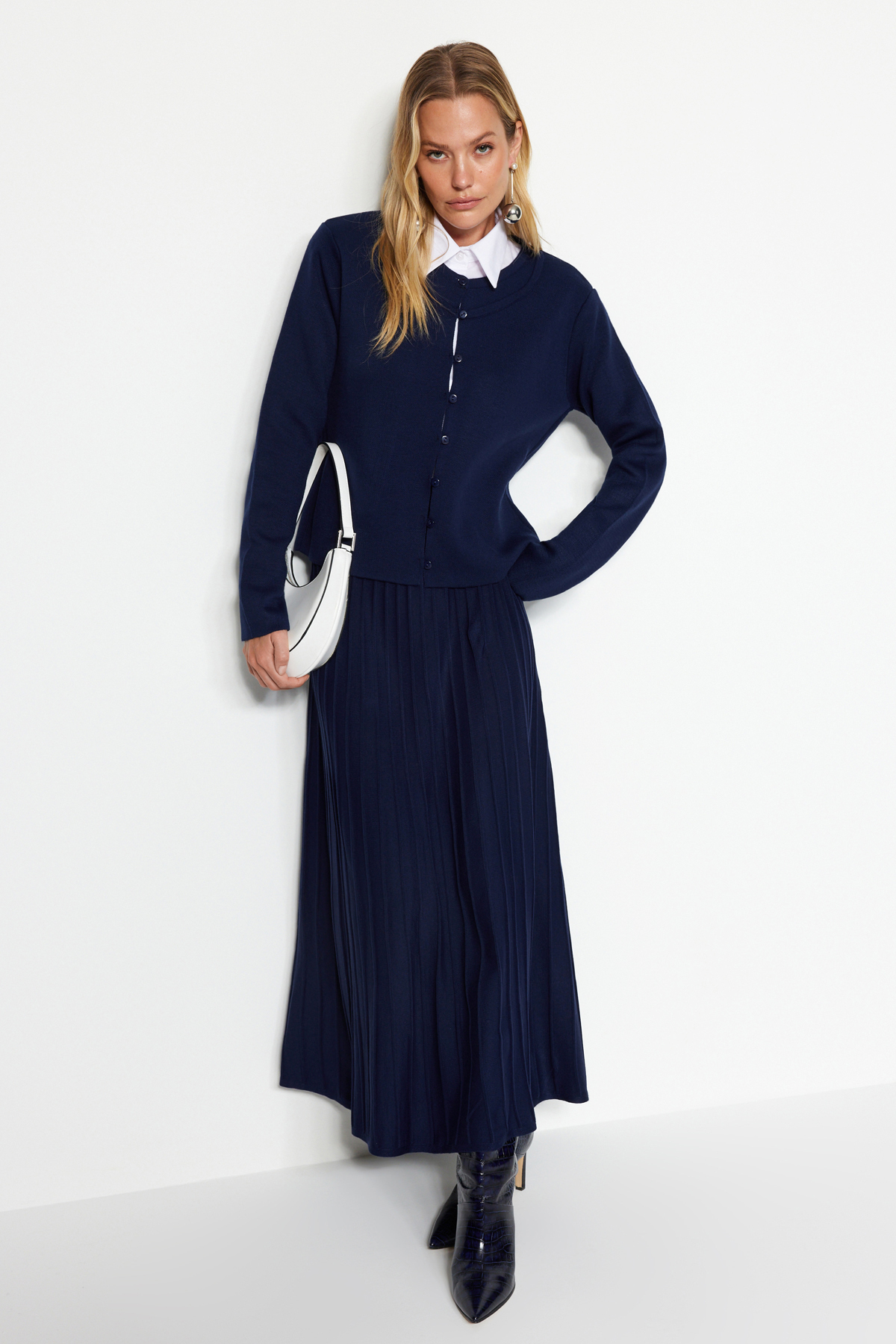 Trendyol Modest Granatowy dzianinowy kardigan i spódnica - komplet zapinany na guziki TCTAW24US00043