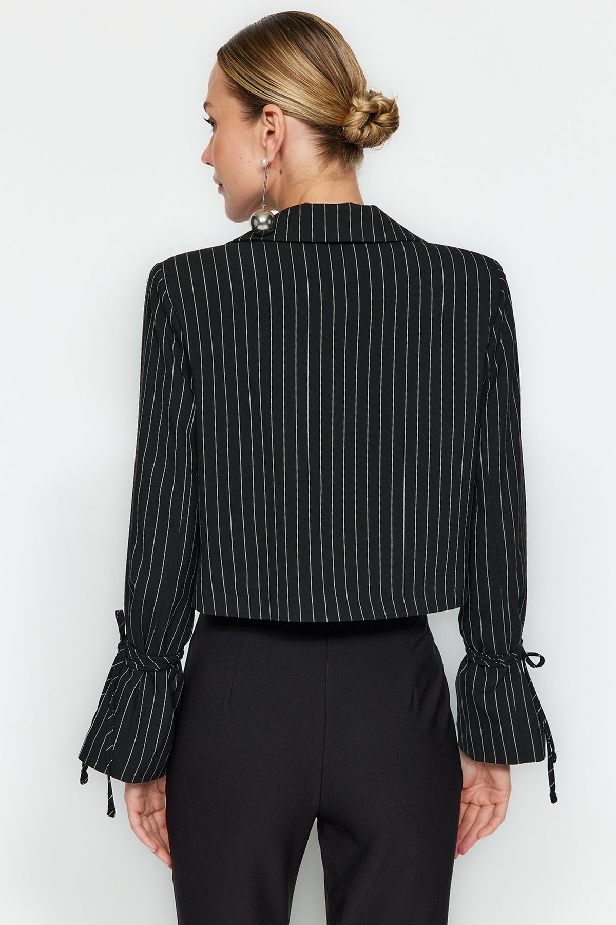 Trendyol Collection-Schwarze, kurze Blazerjacke mit Streifenmuster TWOAW24BC00055 5