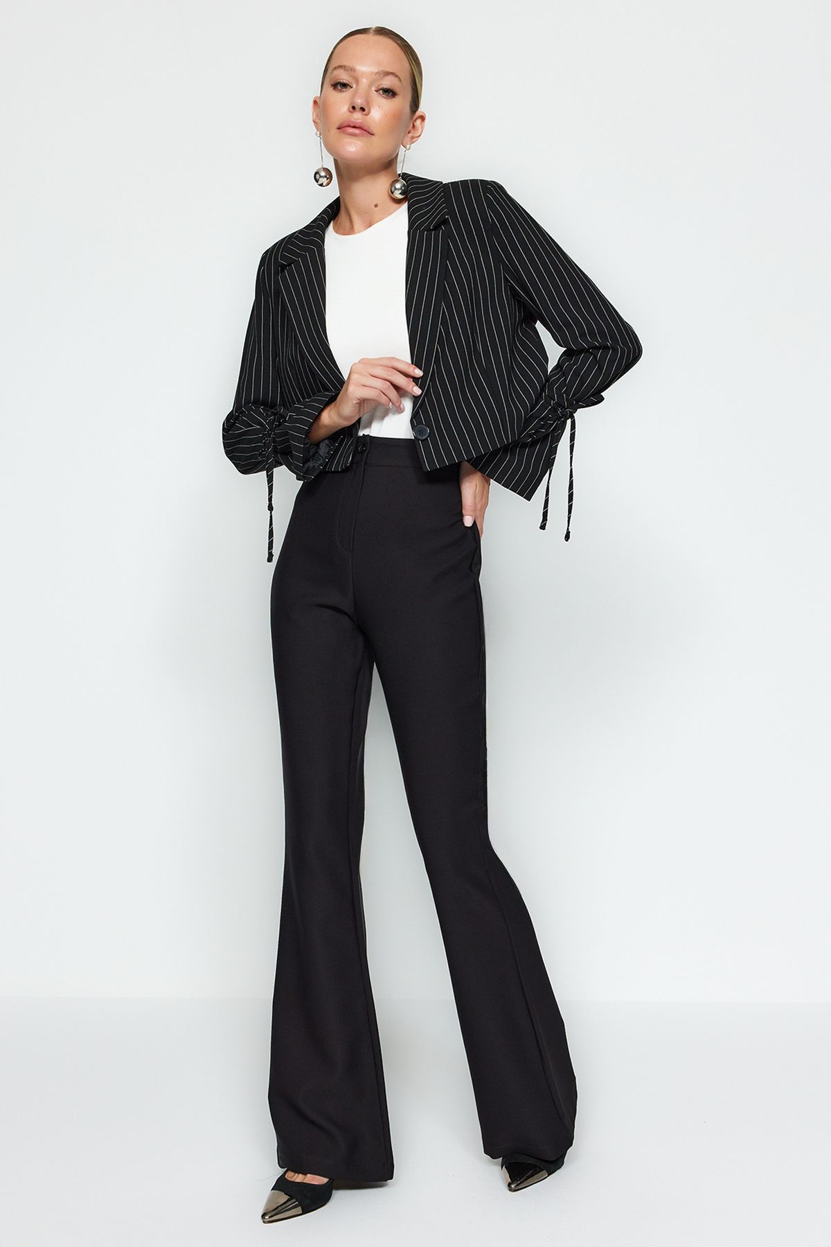 Trendyol Collection-Schwarze, kurze Blazerjacke mit Streifenmuster TWOAW24BC00055 3
