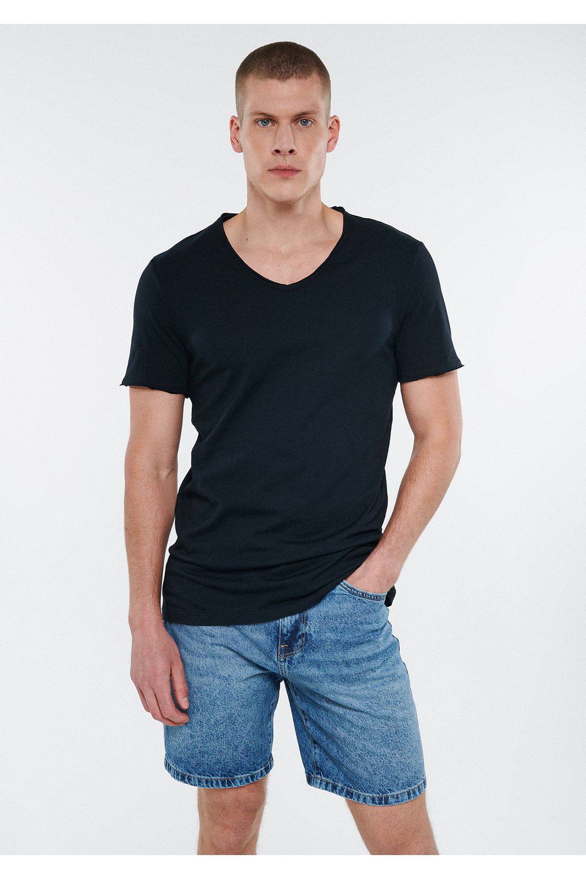 تی شرت مردانه رنگ مشکی از برند ماوی Mavi (برند ترکیه)