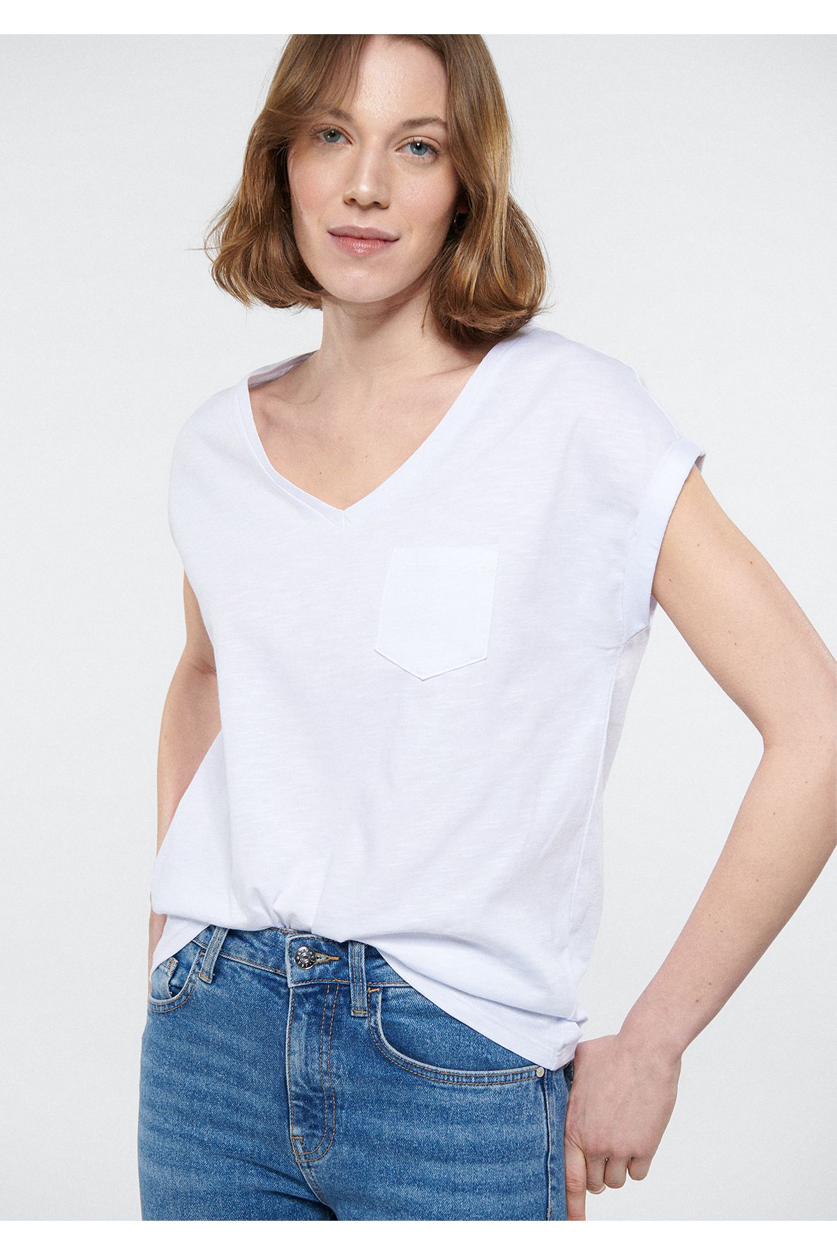 تی شرت ساده سفید آستین کوتاه یقه V جیب دار اورسایز زنانه ماوی Mavi (برند ترکیه)