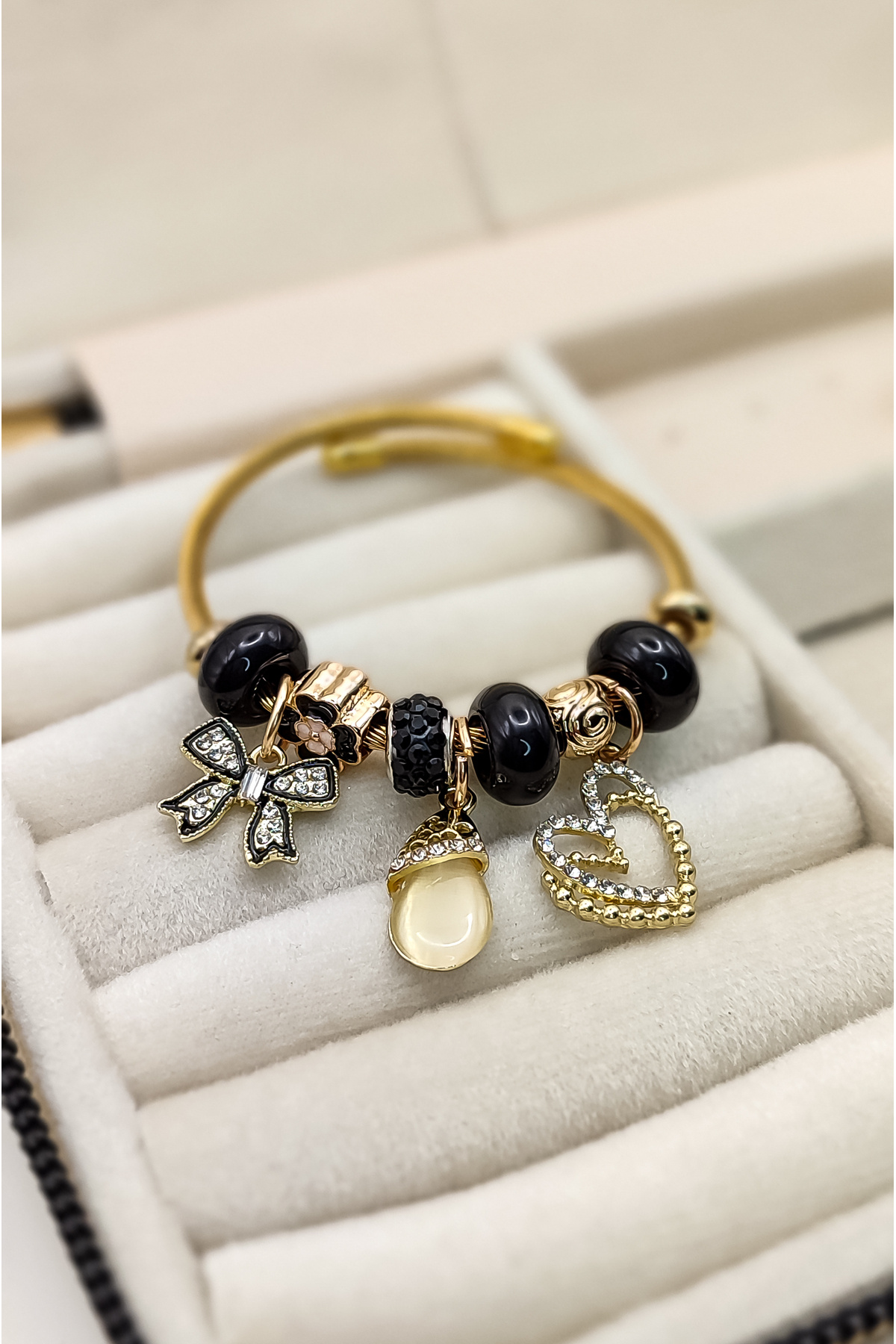 Pandora Kalp Desen Siyah Charm Çelik Bileklik