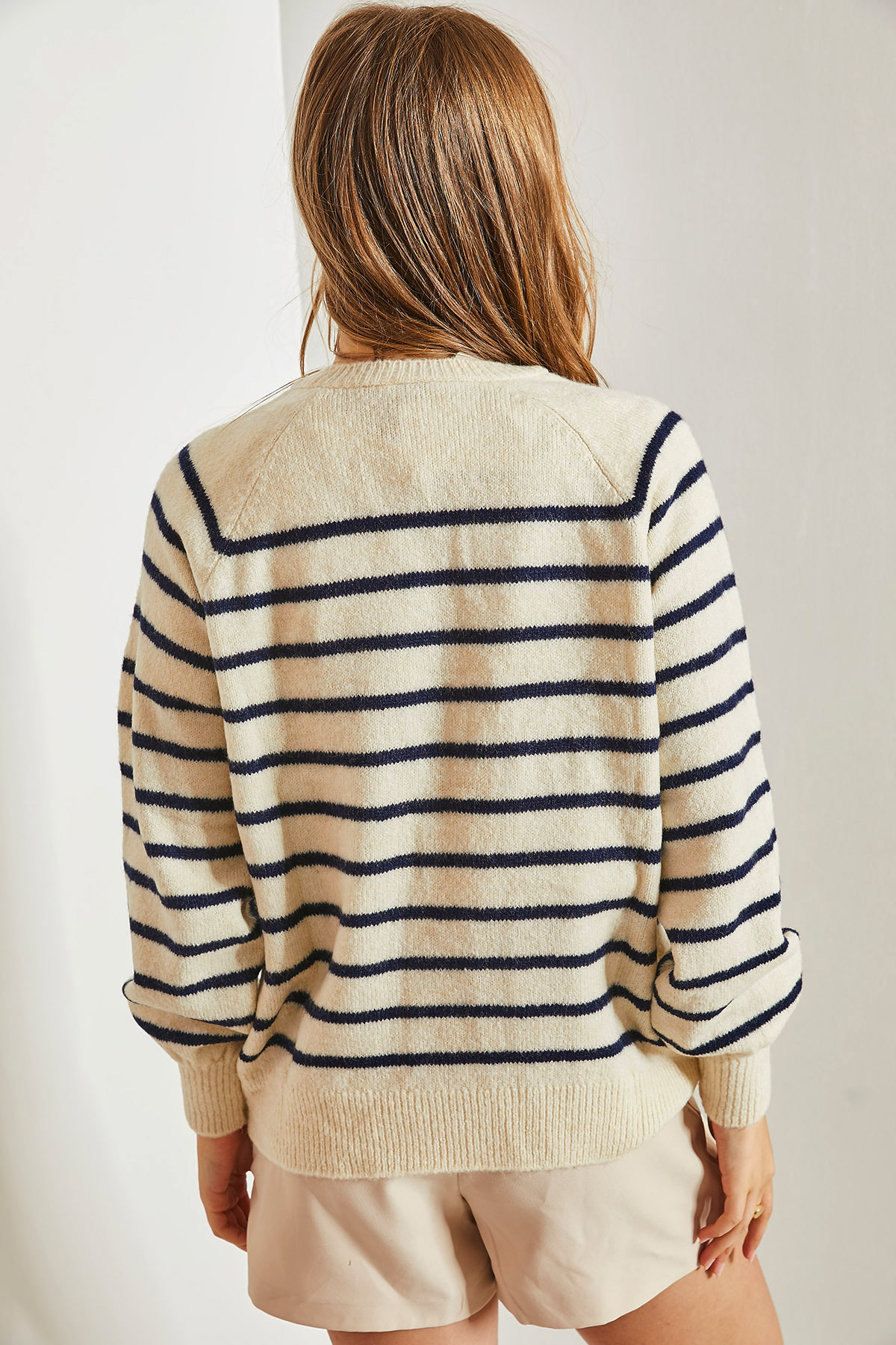 Bianco Lucci-Gestreifter Strickpullover mit Rollkragen und geknöpftem Kragen für Damen 6