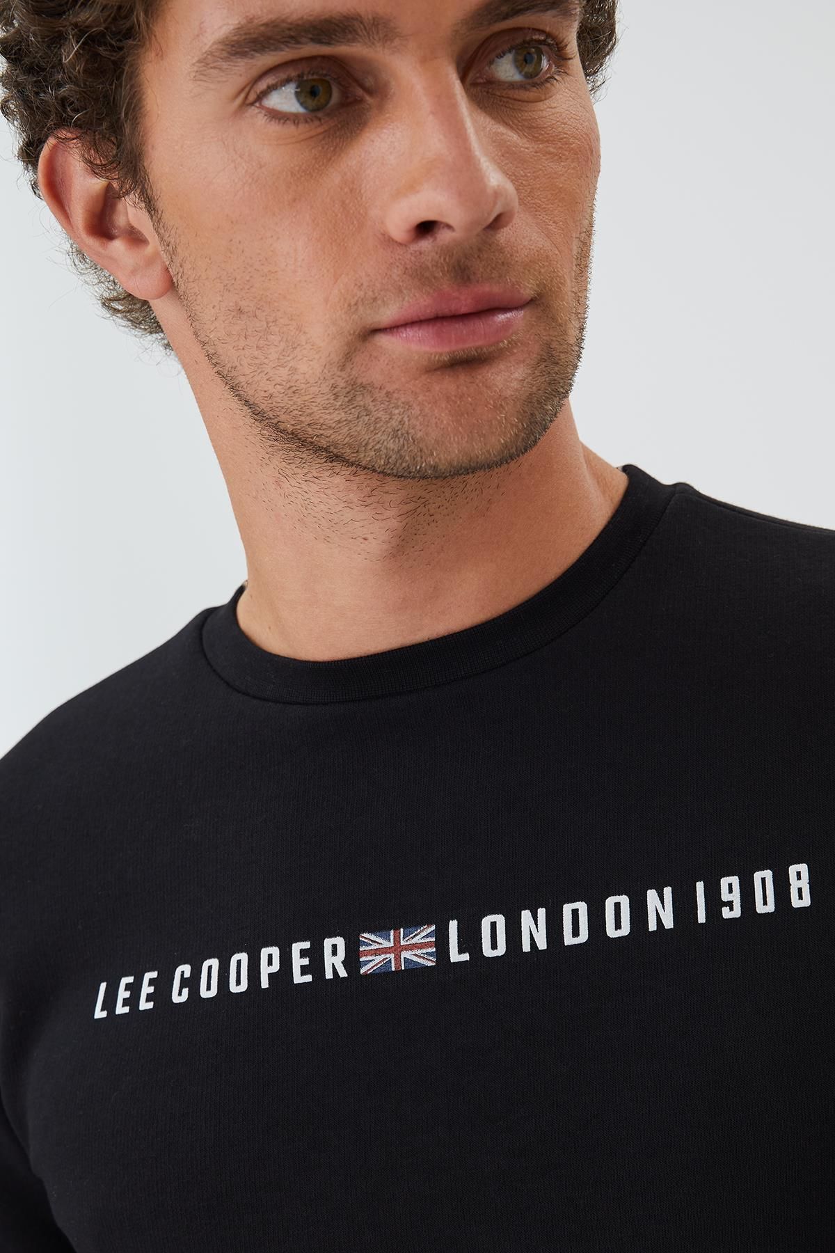 Lee Cooper مرد استوارد که یقه پیراهن سیاه است